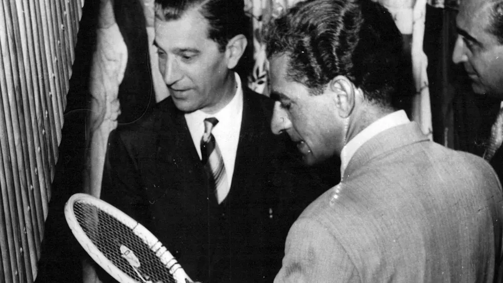 18. August 1953: Ein Paparazzo fotografiert den Schah von Persien während seiner Flucht in Rom beim Kauf eines Tennisschlägers. Nur vier Tage später kehrt er als neuer Machthaber nach Teheran zurück.