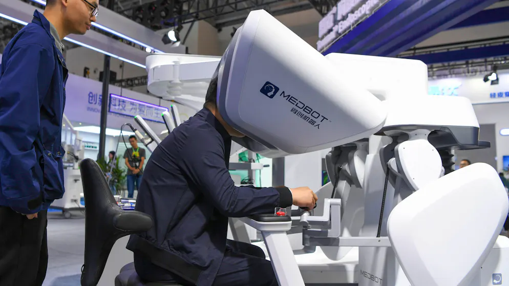 Aus 1750 Kilometern Entfernung. Von Chirurg gesteuerter Roboter entfernt Prostata