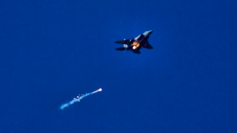 ARCHIVE - An Israeli Air Force fighter plane fires flares over the Gaza Strip, seen from southern Israel. Photo: Ariel Schalit/AP/dpa