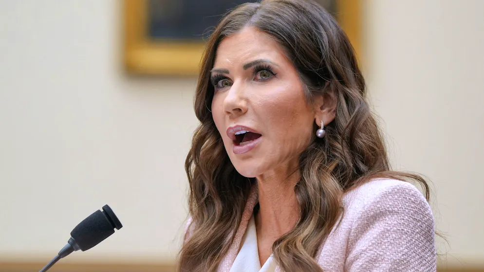 Stati Uniti. Kristi Noem, jet di lusso e Melania Trump: lo scandalo dei fondi per le deportazioni