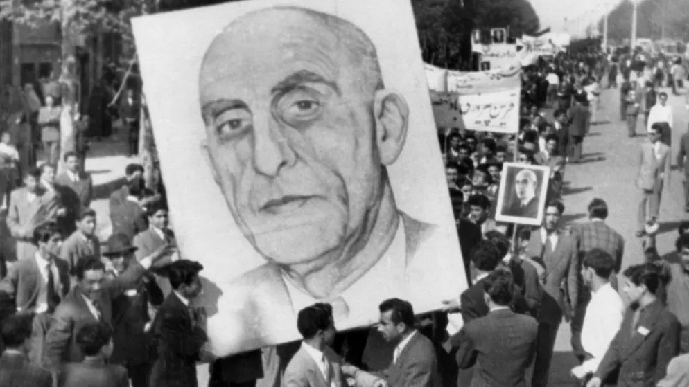 1953 gehen Iraner für Premierminister Mohammad Mossadegh auf die Strasse. Trotz breiter Unterstützung führen verdeckte britisch-amerikanische Operationen und eine antikommunistische Kampagne zu seinem Sturz.