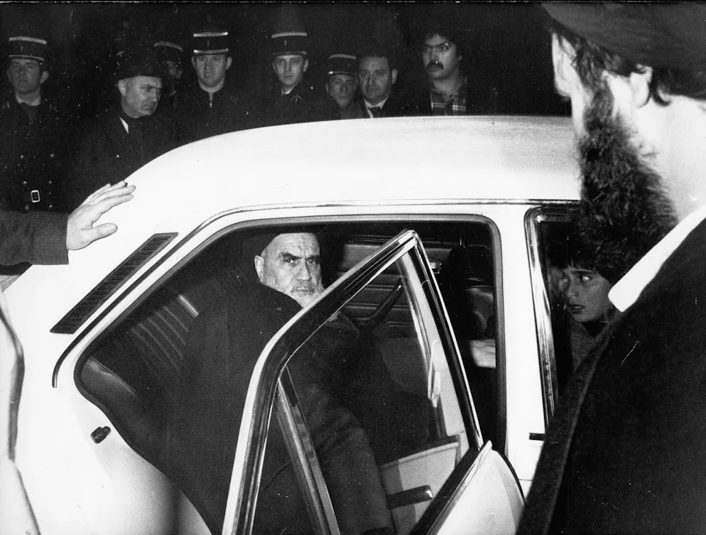 Februar 1979, Paris: Ayatollah Ruhollah Khomeini nach 15 Jahren im Exil, kurz vor seiner Rückkehr in den Iran und der Machtübernahme der Islamischen Revolution. Noch im selben Jahr kürt ihn das Time Magazine zum «Man of the Year».