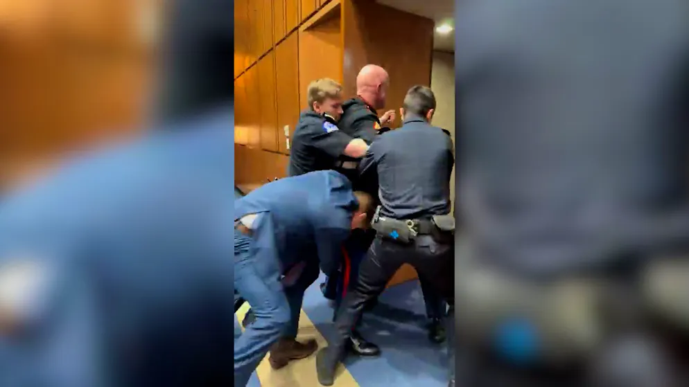 Il video della protesta. Caos al Senato USA: «Nessuno vuole combattere per Israele», il veterano Brian McGinnis portato via con la forza