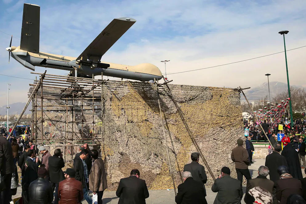 Iraner besichtigen im Jahr 2016 eine in Teheran ausgestellte Shahed-129-Drohne.