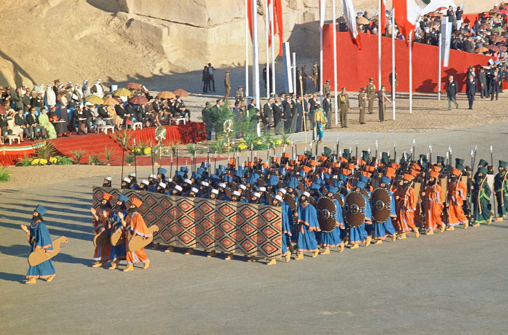 13. Oktober 1971: Bei den Feierlichkeiten zum 2500-jährigen Bestehen des Persischen Reiches paradiert die iranische Armee in historischen Kriegergewändern vor Staatsgästen aus aller Welt. Historiker schätzen die Kosten des Spektakels auf mehr als 100 Millionen US-Dollar.