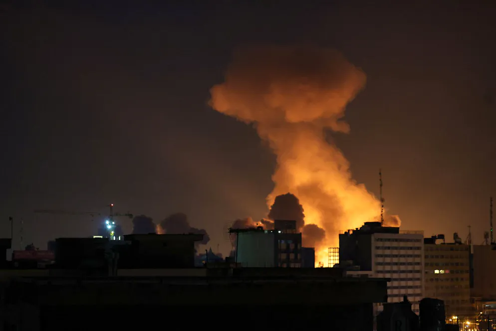 Seconda settimana di guerra contro l'Iran. Il fumo sale dopo un attacco aereo nel centro di Teheran, Iran, 6 marzo 2026. Un'operazione militare congiunta di Israele e Stati Uniti continua a colpire diverse località in tutto l'Iran dalle prime ore del 28 febbraio 2026.