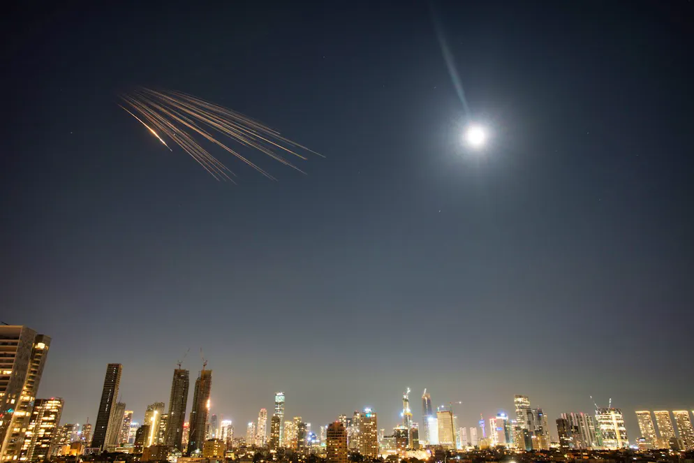 Enormi boati scuotono la città, le deflagrazioni in cielo lasciano lunghe code di fumo.
