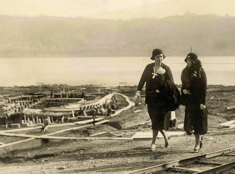 I visitatori delle navi di Nemi. E, naturalmente, l'alta società internazionale: nella foto Millicent Veronica Willison, moglie di William Randolph Hearst. Hearst fu un influente editore di giornali, imprenditore dei media e politico statunitense. Divenne famoso per il suo cosiddetto «giornalismo giallo», cioè per le notizie sensazionalizzate e spesso molto esagerate.