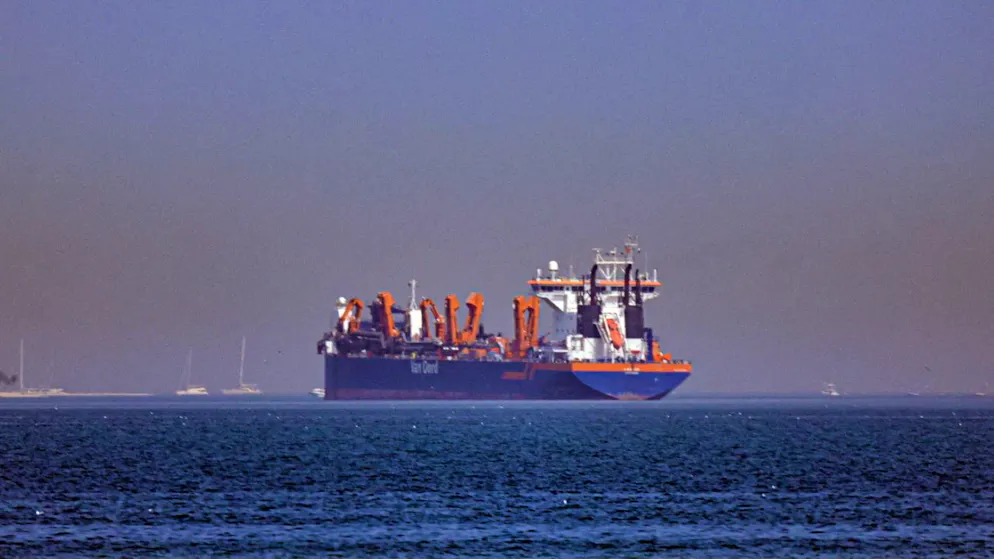 Seconda settimana di guerra contro l'Iran. Una nave ancorata al largo di Dubai in seguito all'attacco di Israele e Stati Uniti all'Iran. (immagine d'illustrazione)