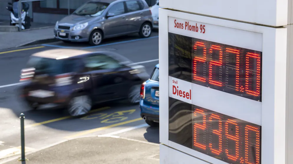 Steigt Preis über 2 Franken. Jetzt wollen Politiker eine Benzinpreis-Bremse einführen