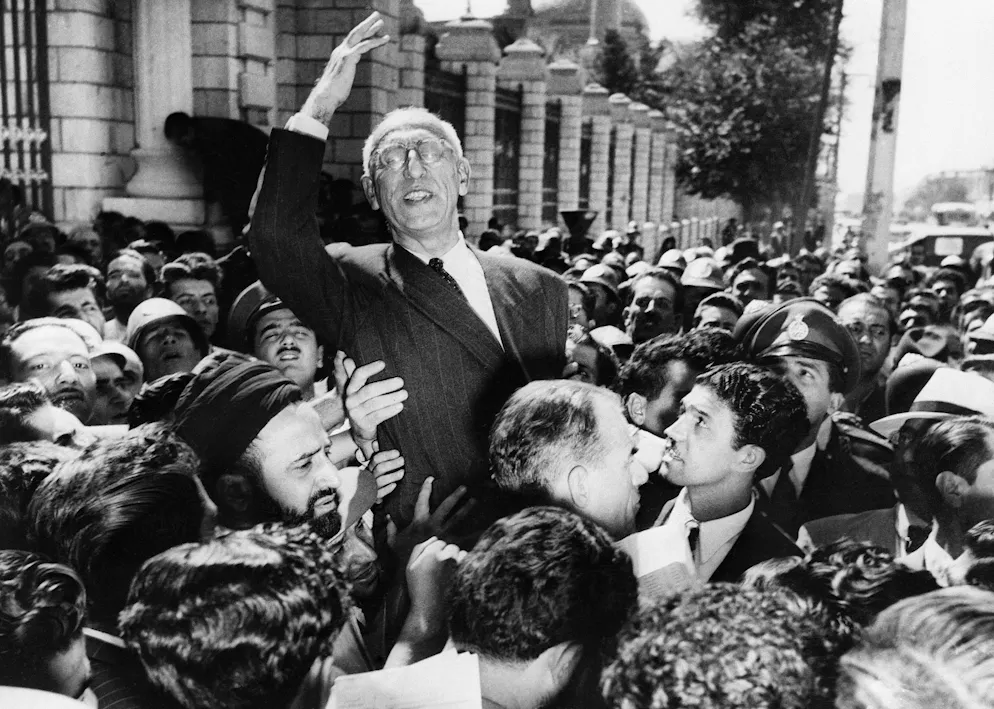 September 1951: Jubelnde Anhänger tragen Premierminister Mohammad Mossadegh auf den Schultern über den Majlis-Platz vor dem Parlamentsgebäude in Teheran. Gerade hat er seine Forderung nach der Verstaatlichung der Ölindustrie bekräftigt.