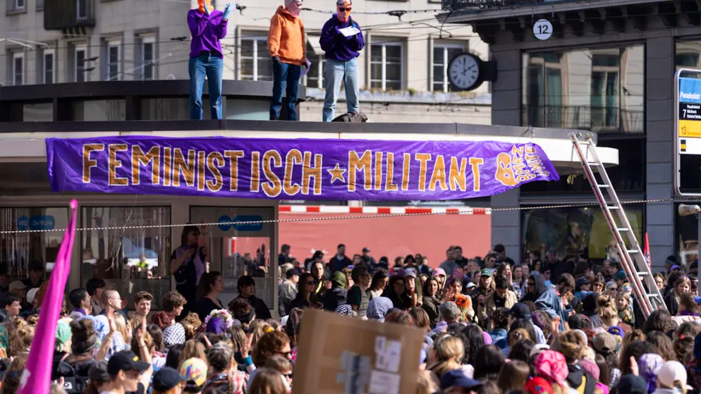 Giornata della donna. A Zurigo 500 manifestanti bloccano la Paradeplatz