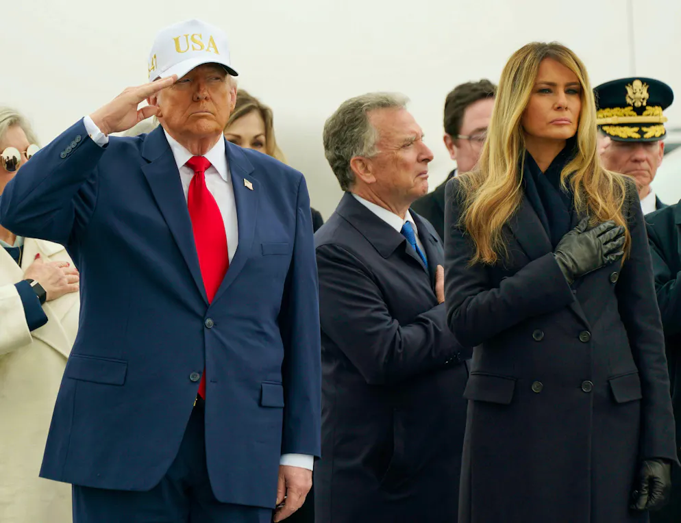 Coiffé d'une casquette blanche portant les lettres dorées USA, le président a fait un salut militaire au passage de chacun des cercueils couverts du drapeau américain, qui ont été transférés d'un avion militaire à un véhicule.