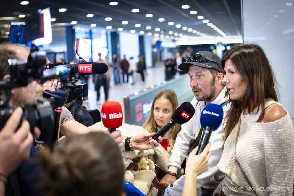 Sicher wieder zu Hause: Eine Familie nach der Ankunft des Swiss-Sonderflugs aus Maskat am Flughafen Zürich am 5. März 2026. 5, 2026.