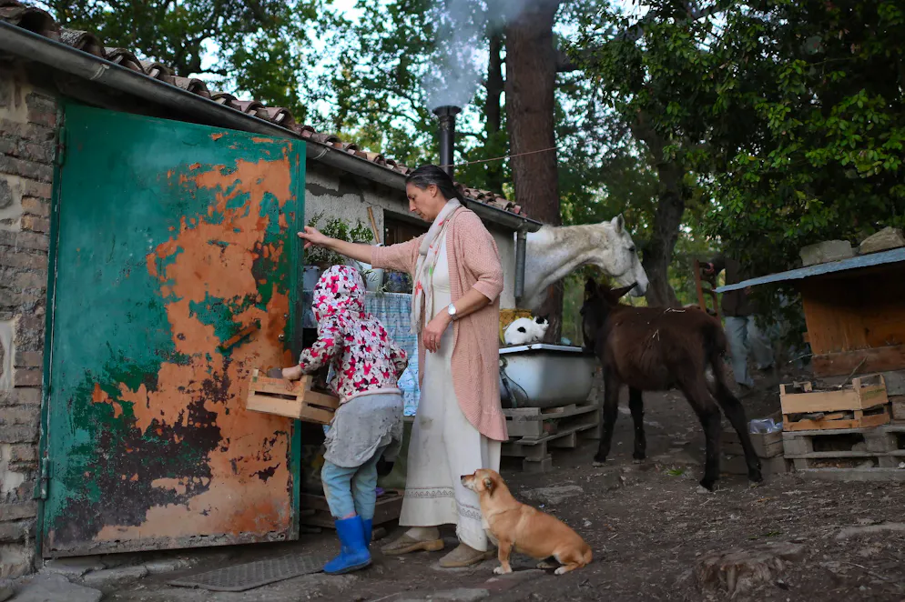 Mamma Catherine con uno dei figli, quando ancora abitavano nella casa nel bosco.