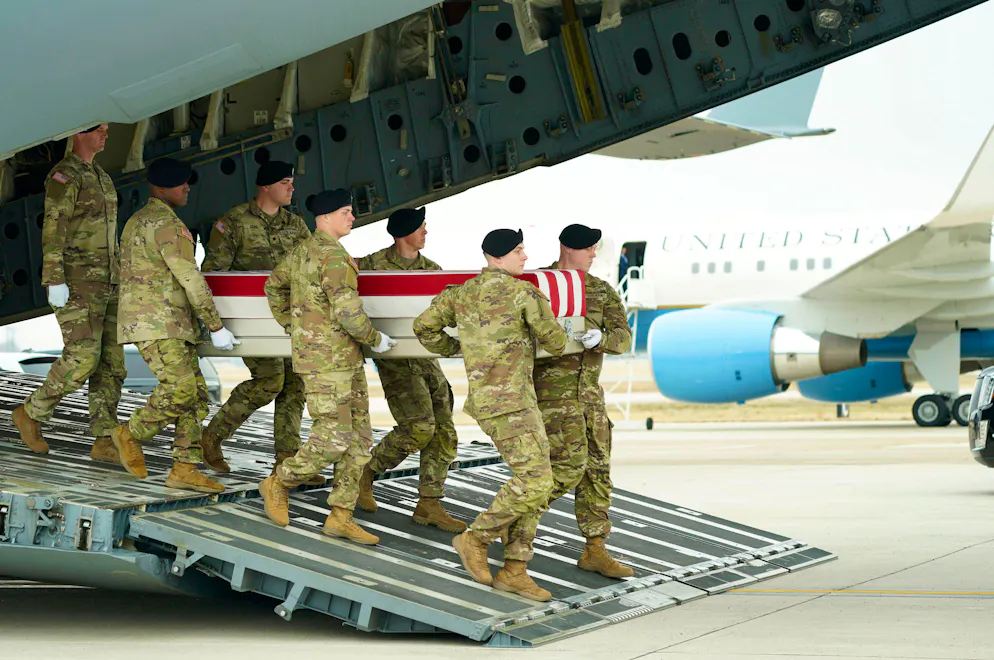 Les six militaires, tués au lendemain du déclenchement par les Etats-Unis et Israël de la guerre contre l'Iran, étaient des réservistes déployés au Koweït, affectés au 103e commandement de soutien basé à Des Moines (Iowa).
