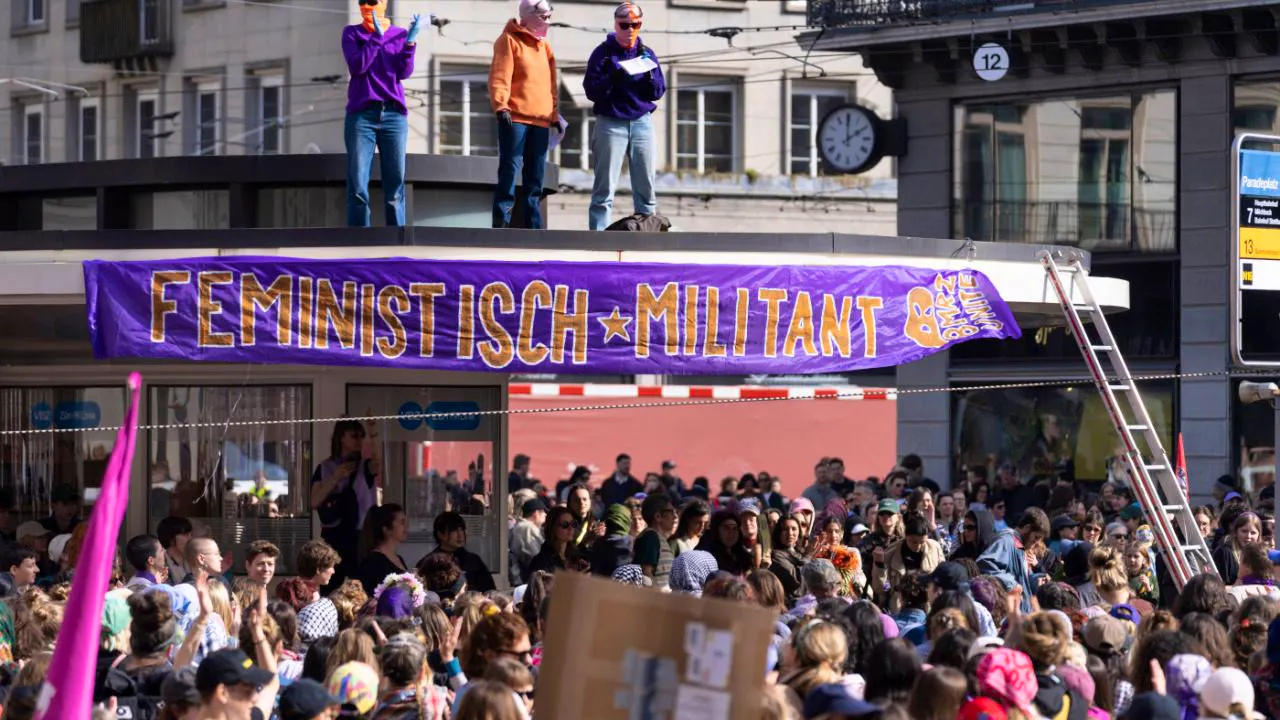 Women's Day. 500 female demonstrators block Zurich's Paradeplatz