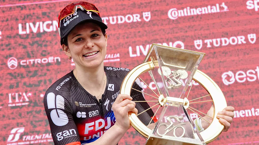 Strade Bianche. La Genevoise Elise Chabbey triomphe au milieu du chaos !