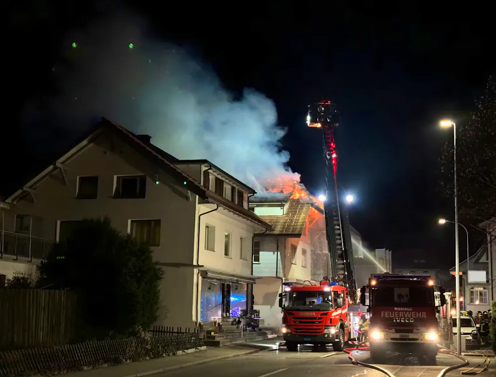 Am Freitagabend ist in Madiswil ein Brand im Dachstock eines Mehrfamilienhauses ausgebrochen.