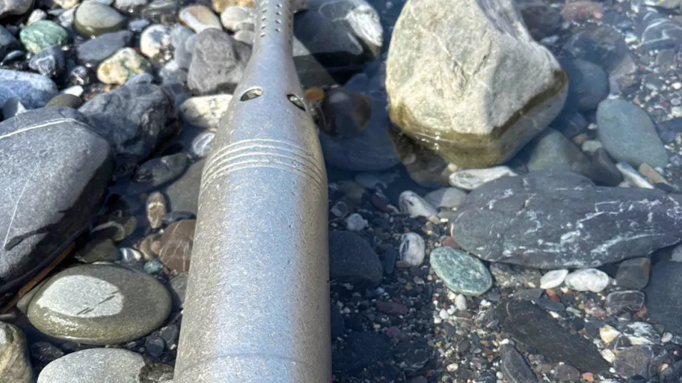 Insolito ritrovamento. Dal letto del fiume spunta un proiettile fumogeno per mortaio