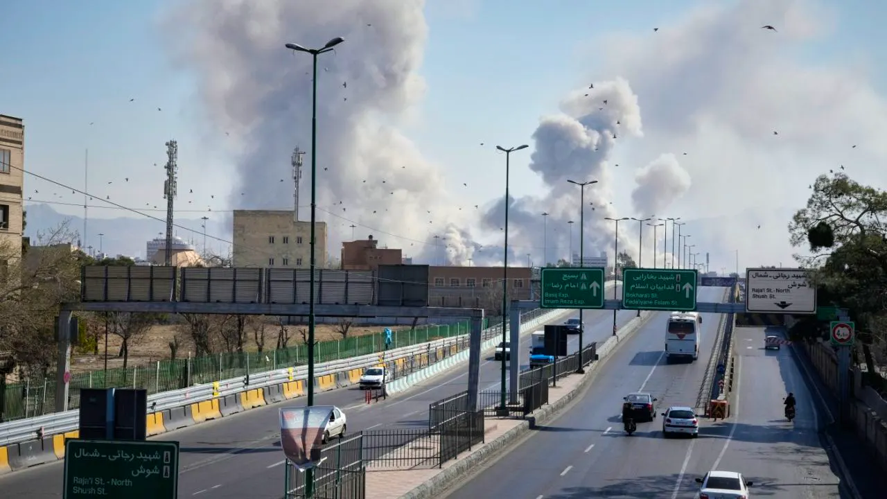 Politik. USA und Israel verstärken Angriffe auf Iran – Ölpreis steigt