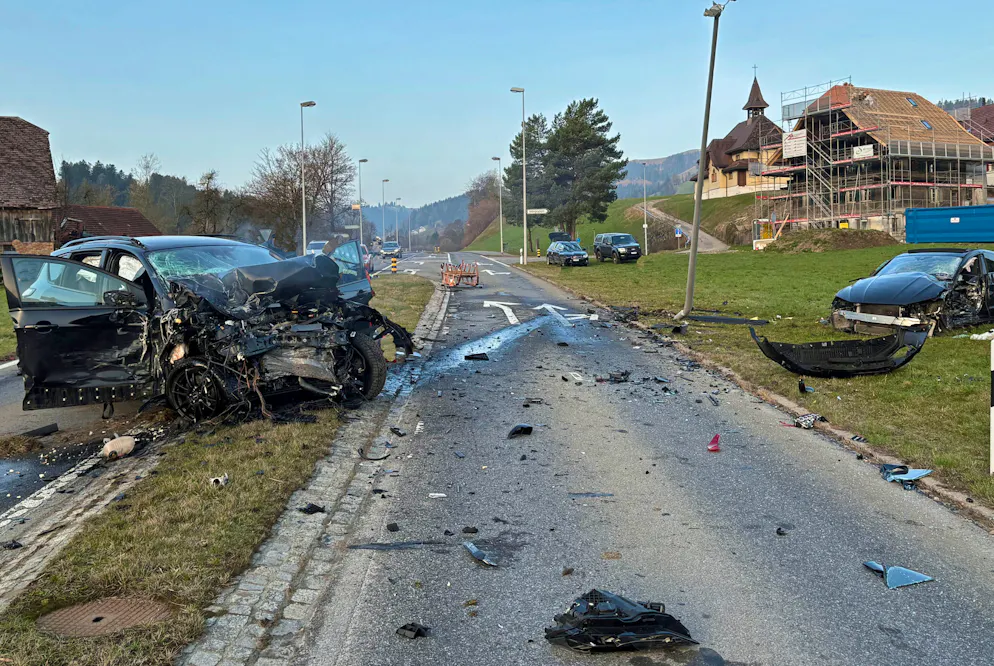 Bei einem schweren Verkehrsunfall in Escholzmatt-Marbach LU ist am Samstagmorgen ein 33-jähriger Mann ums Leben gekommen.