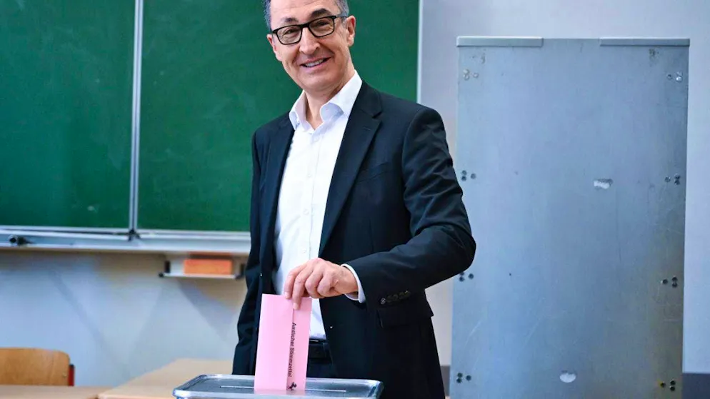 dpatopbilder - Cem Özdemir (Bündnis 90/Die Grünen), top candidate for the 2026 state election in Baden-Württemberg, places his completed ballot paper in a ballot box. The state election in Baden-Württemberg will take place on March 8. Photo: Bernd Weißbrod/dpa