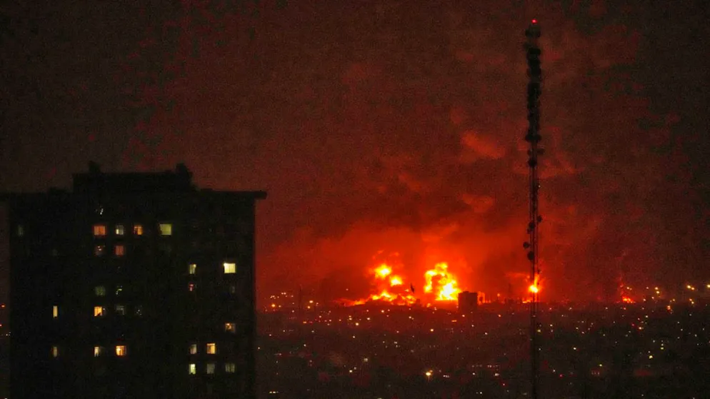 Bombardé, l'Iran riposte et choisit un successeur à Ali Khamenei - Gallery. La coalition israélo-américaine a frappé pour la première une infrastructure pétrolière à Téhéran.