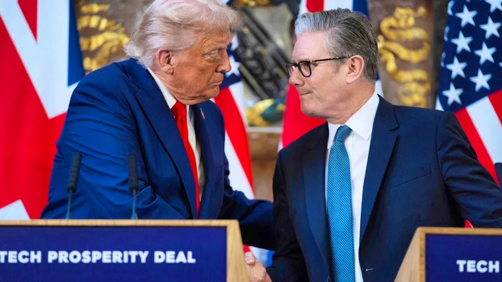 ARCHIVE - British Prime Minister Keir Starmer (r) and US President Donald Trump shake hands during a joint press conference. Photo: Evan Vucci/AP/dpa