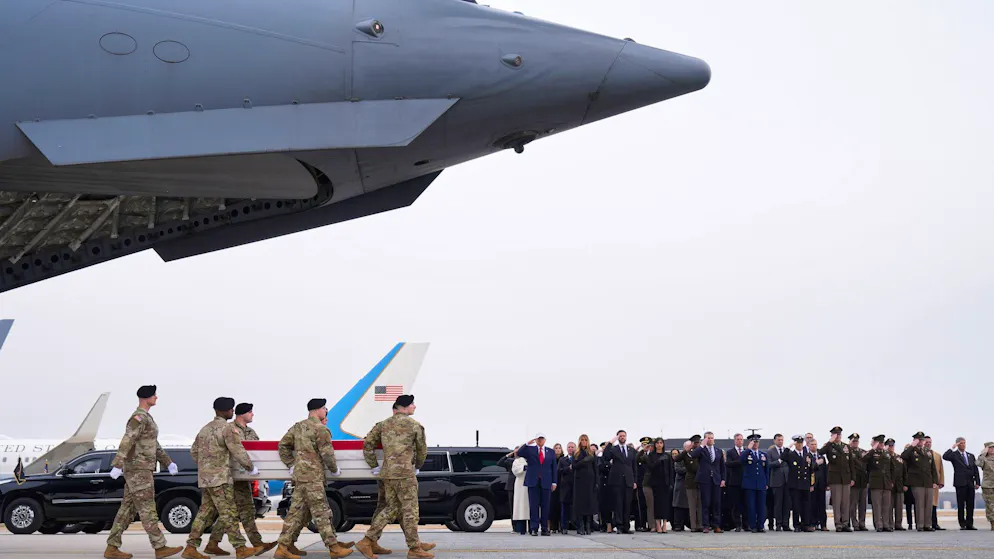 US-Präsident Trump erweist gefallenen US-Soldaten letzte Ehre. 