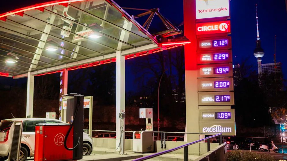 Secondo gli analisti, il prezzo del petrolio potrebbe arrivare a rompere la soglia dei 100 dollari al barile nella prossima settimana, se perdureranno il blocco dello stretto di Hormuz e gli attacchi alla produzione e ai depositi di idrocarburi. (Foto simbolica)