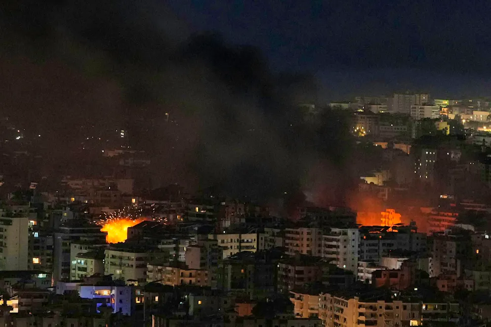 Seconda settimana di guerra contro l'Iran. Fiamme e fumo si levano dal sito degli attacchi aerei israeliani a Dahiyeh, nella periferia meridionale di Beirut, in Libano, venerdì 6 marzo 2026. (