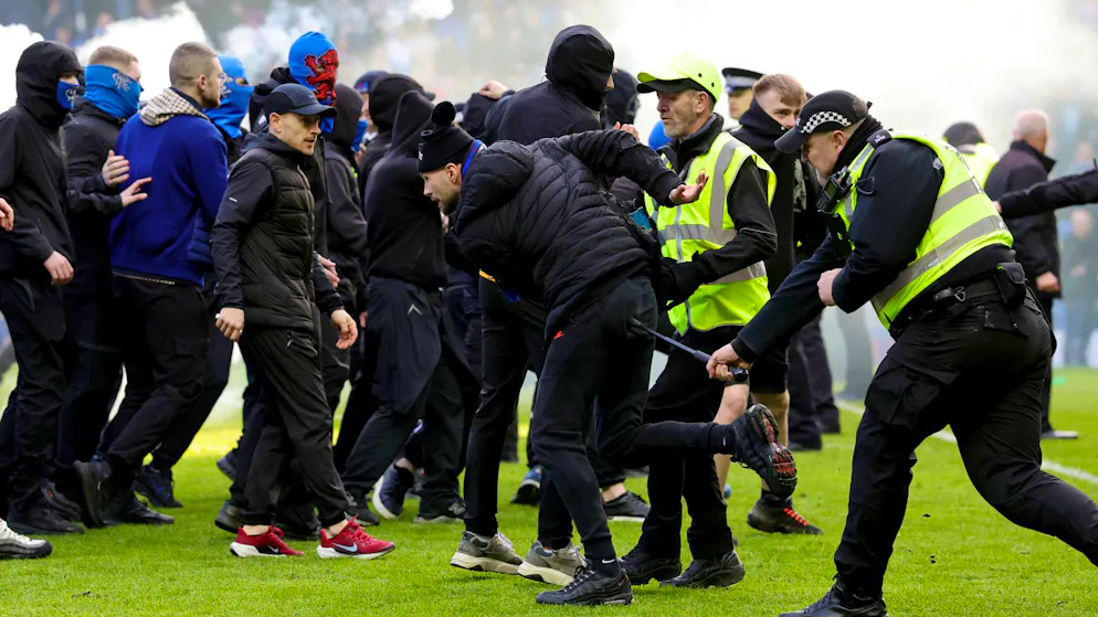 Fans stürmen Rasen. Tumulte überschatten Glasgow-Derby im Pokal