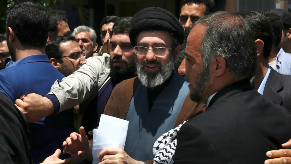Bombardé, l'Iran riposte et choisit un successeur à Ali Khamenei - Gallery. Mojtaba Khamenei (avec lunettes), le fils du guide suprême tué, était parmi les deux favoris.