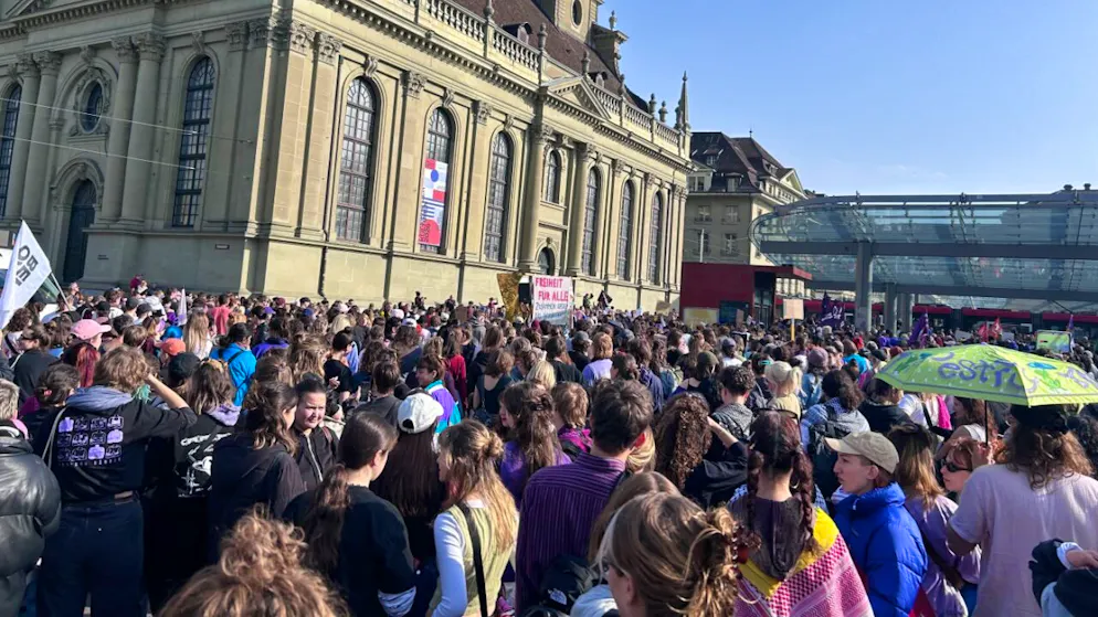 «Pas de guerre, pas de patriarcat». Journée internationale des droits des femmes : plus de 1000 personnes défilent à Berne
