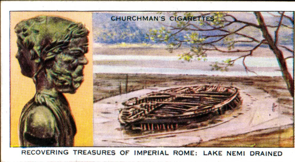 Visiteurs bateaux Nemi. Le sauvetage des navires de Nemi fait sensation - même les fabricants de cigarettes consacrent leurs propres cartes de collection à la découverte du siècle. Sur la gauche de la carte, l'un des nombreux supports décoratifs en bronze trouvés dans l'épave.