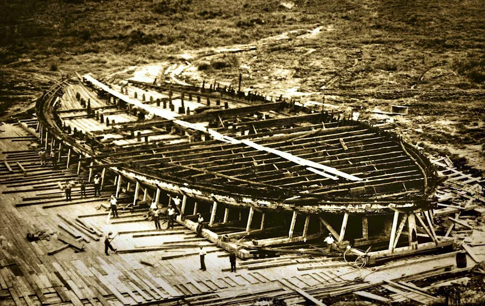L'énorme coque d'un navire de Nemi est exposée après l'abaissement du lac. Des ouvriers sécurisent l'antique construction (1928).
