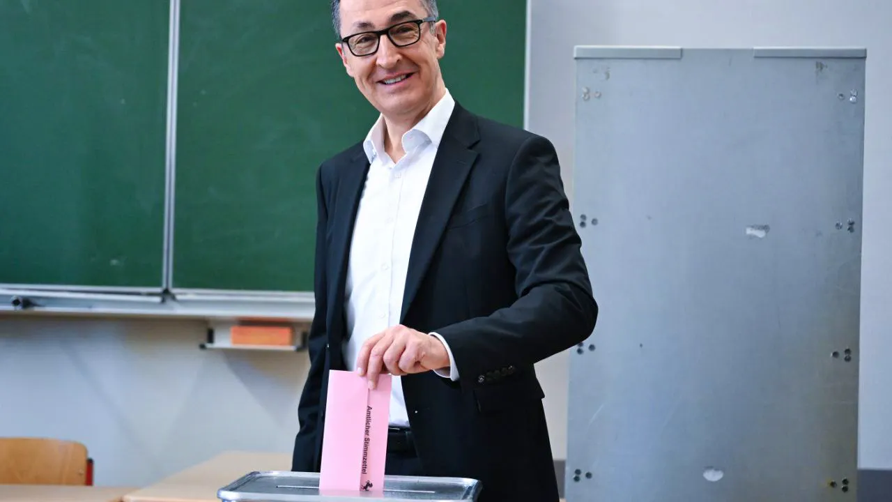 Politik. Hochrechnungen: Grüne behaupten Platz eins in Südwestdeutschland