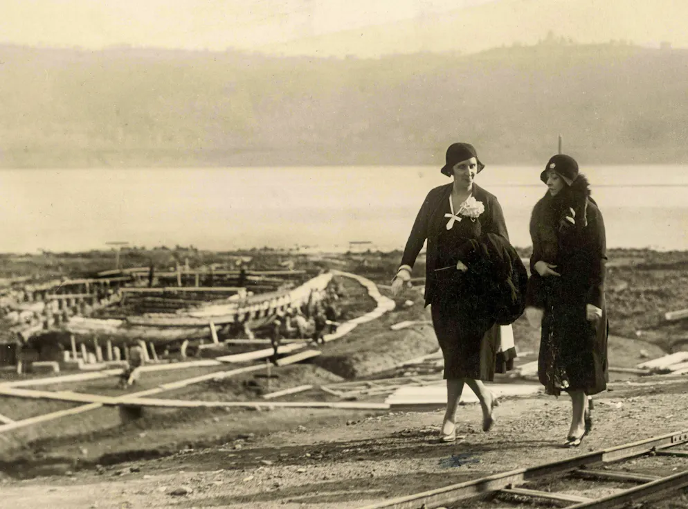Visiteurs bateaux Nemi. Et bien sûr, la haute société internationale : ici, Millicent Veronica Willison, l'épouse de William Randolph Hearst. Hearst était un éditeur de journaux, un entrepreneur médiatique et un homme politique américain influent. Il est devenu célèbre pour ce que l'on appelle le "Yellow Journalism", c'est-à-dire les reportages à sensation, souvent très pointus.