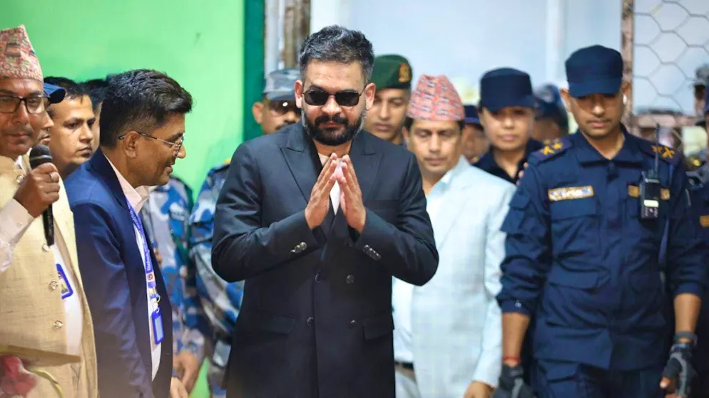 dpatopbilder - Balendra Shah (M),former mayor of the city of Kathmandu and prime ministerial candidate of the Rastriya Swatantra Party, accepts his victory certificate after his win. Photo: Niranjan Shrestha/AP/dpa