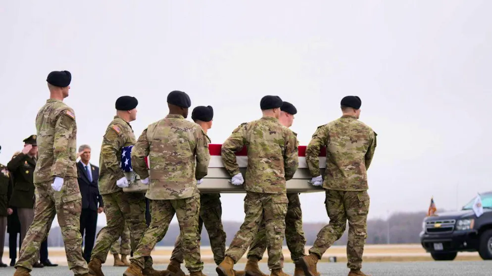 dpatopbilder - US soldiers carry a transport box covered with a US flag containing the remains of a US soldier. Photo: Mark Schiefelbein/AP/dpa