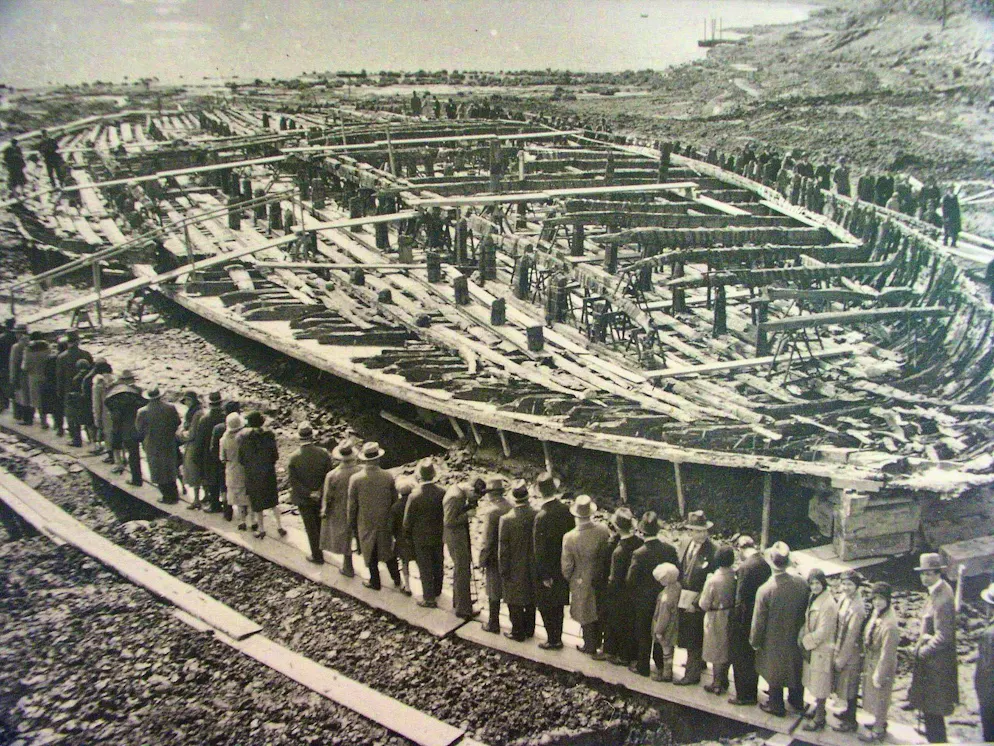 Visiteurs bateaux Nemi. Des visiteurs de toute l'Europe affluent au lac Nemi pour admirer les restes de la coque. Parmi les curieux se trouvaient le roi Victor-Emmanuel III d'Italie, de nombreux ministres, des militaires et des hauts représentants de l'État italiens et étrangers.