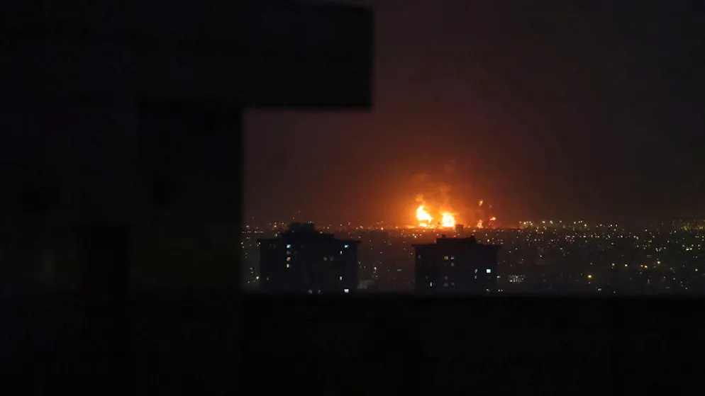 Seconda settimana di guerra contro l'Iran. Cinque impianti petroliferi sono stati bombardati stanotte nei dintorni di Teheran.