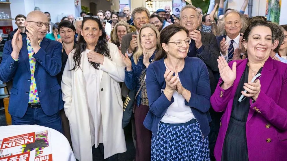 Il duo Zimmermann/Schärer è rimasto in secondo piano la domenica del voto. I due attivisti mancano nella foto dei vincenti.