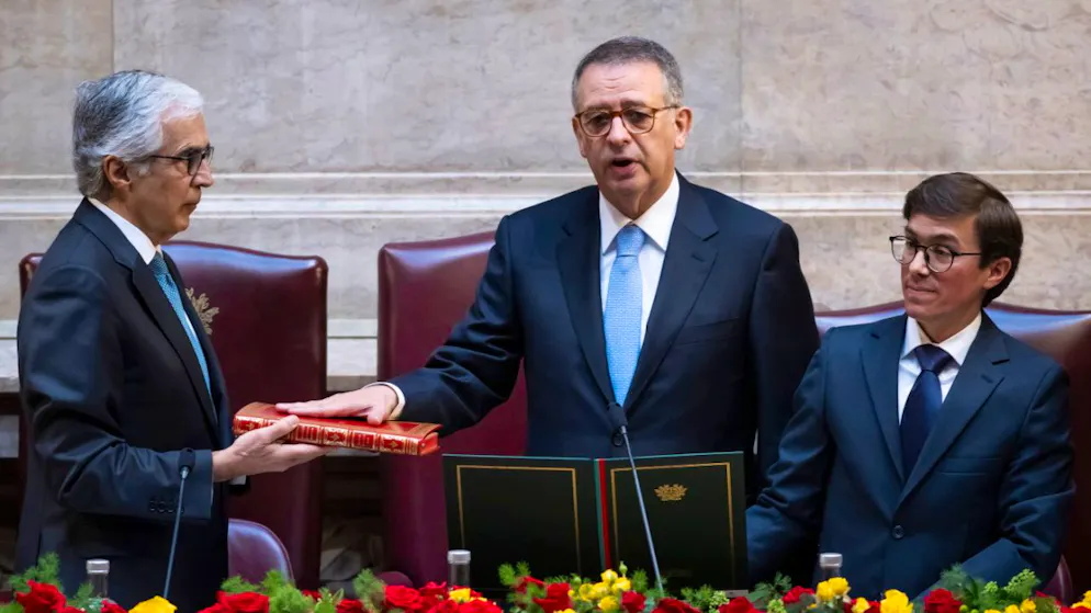 Il presidente del Portogallo Antonio José Seguro (al centro) presta giuramento nella cerimonia di insediamento davanti all'Assemblea della Repubblica.