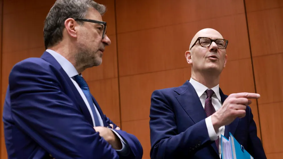 Le ministre français des Finances Roland Lescure (à droite) et son homologue italien Giancarlo Giorgetti lors de la réunion du G7. (archive)