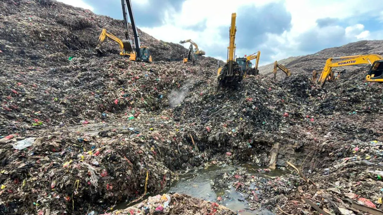 Indonesia. Crollo in una discarica di Giacarta, «almeno 5 morti e 4 dispersi»