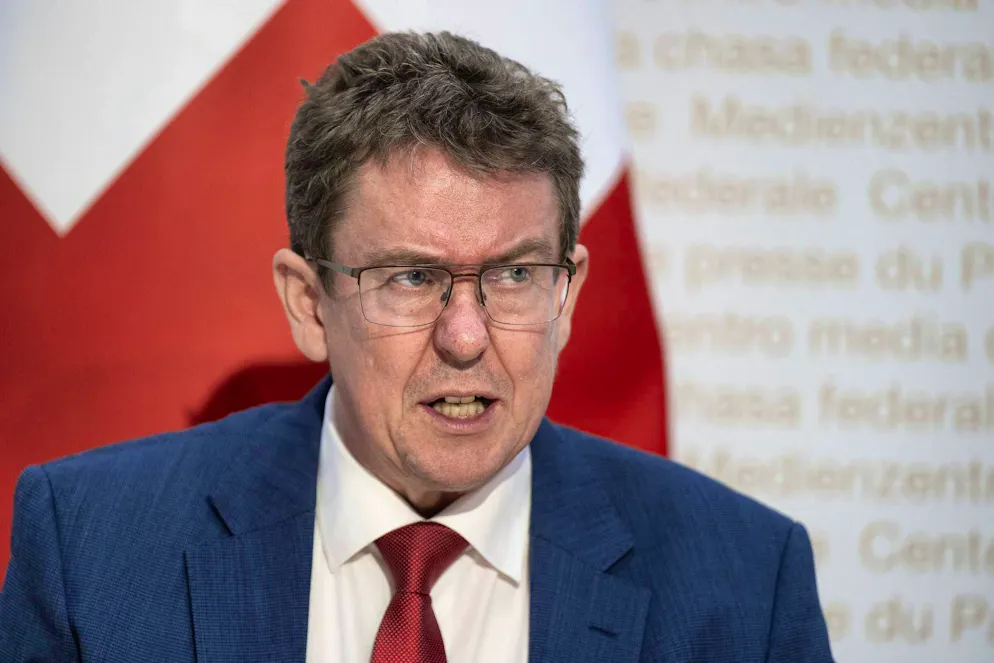 Le conseiller fédéral et ministre des médias Albert Rösti ne voit aucune raison de revenir sur la baisse de la redevance médias.