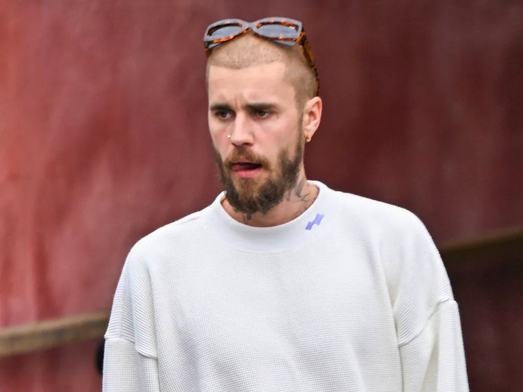 Spettacolo. Justin Bieber lancia una bottiglia contro i paparazzi a Los Angeles