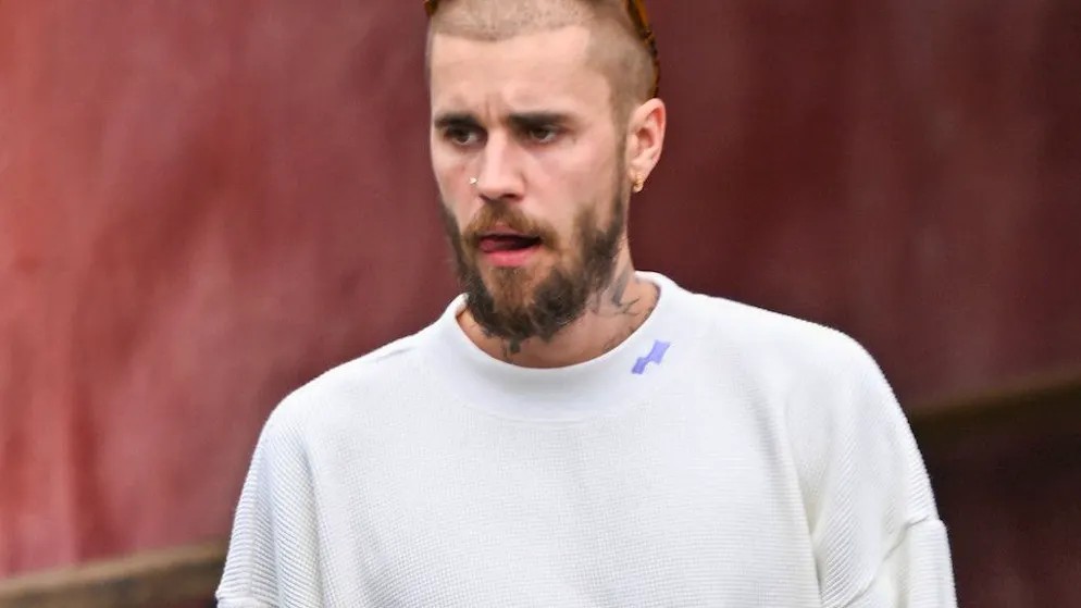 Non solo musica. Justin Bieber lancia una bottiglia contro i paparazzi a Los Angeles